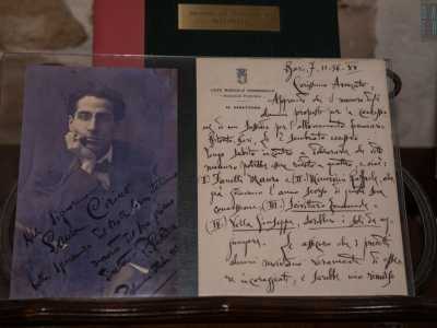 ...una lettera d�intercessione autografa del noto musicista bitontino Pasquale La Rotella...